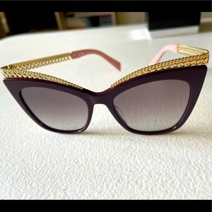 Moschino sunglasses gold trim. In good condition